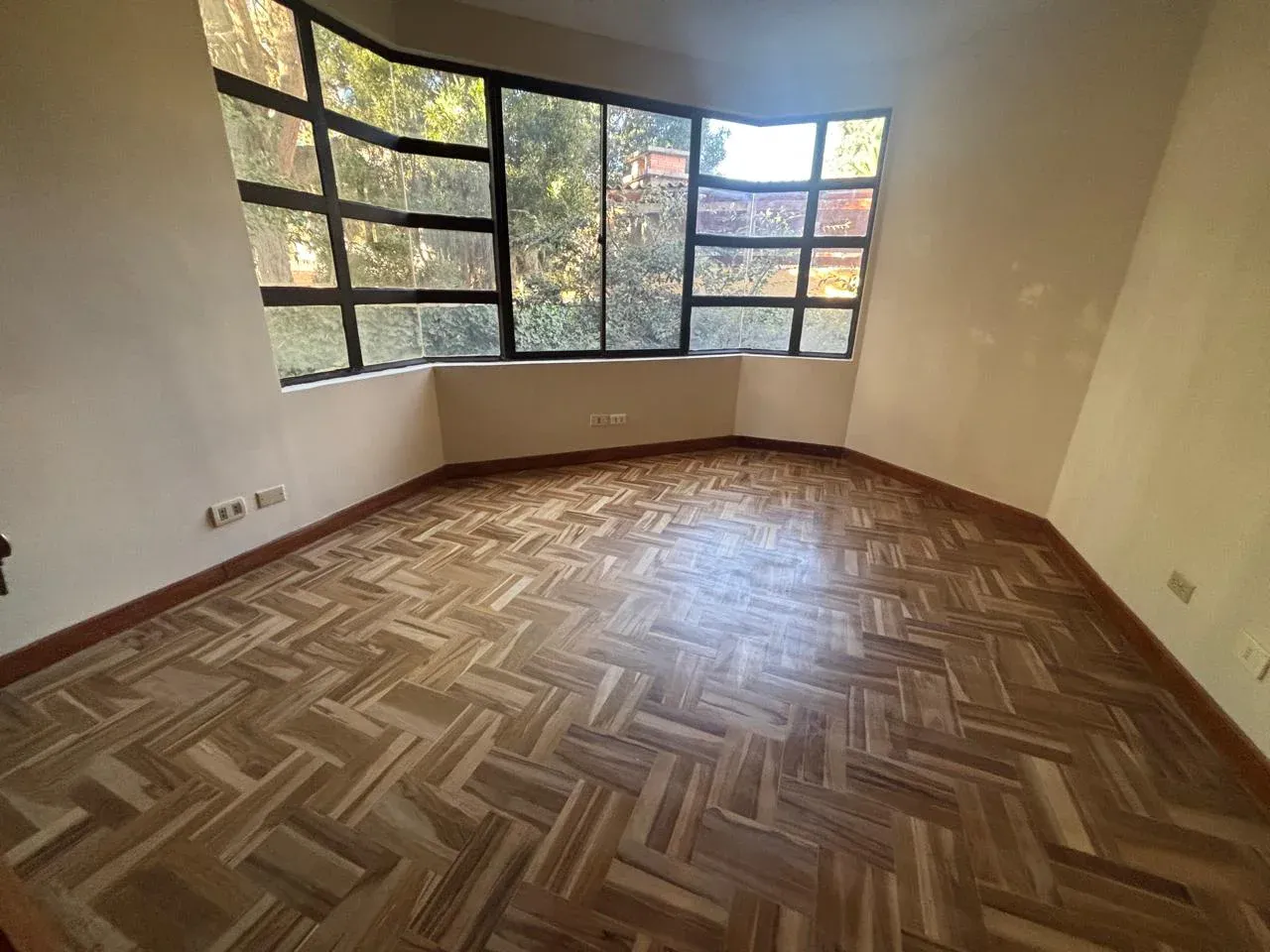 Foto 4 de En Venta Bonita Casa de 4 Dormitorios en La Zona de Calacoto
