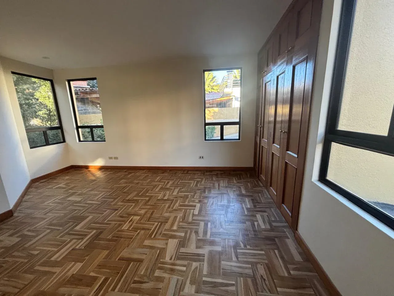 Foto 1 de En Venta Bonita Casa de 4 Dormitorios en La Zona de Calacoto