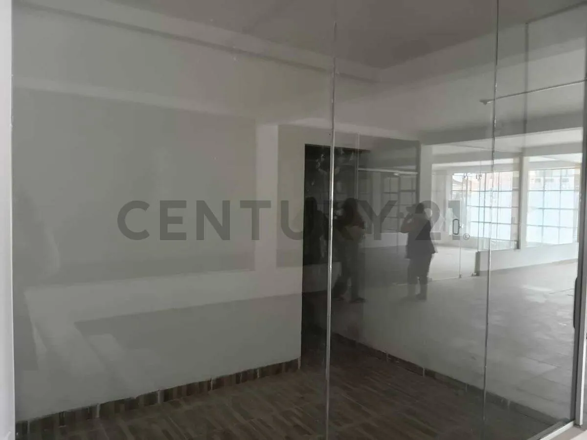 Foto 3 de Local comercial a la venta con excelente ubicación frente al lago