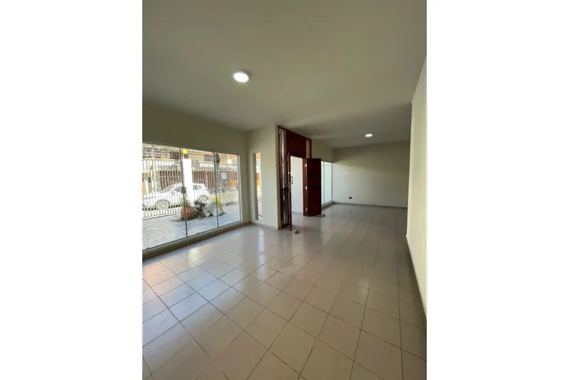 Foto 2 de Casa amplia con espacio comercial entre 1er y 2do anillo en Santa Cruz