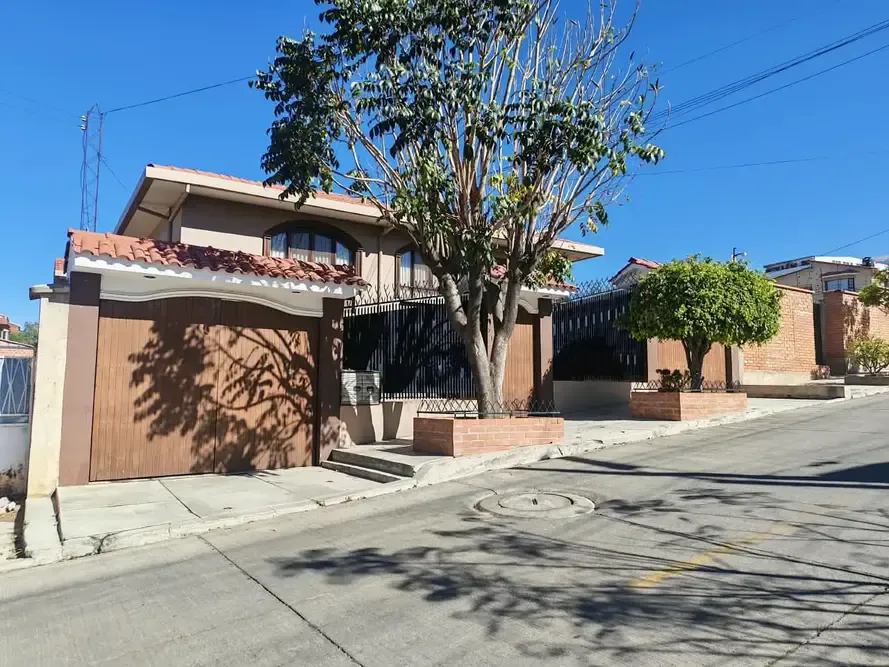 Foto 1 de Departamento en Alquiler en Planta Baja de con Amplio Jardín – Zona Mesadilla