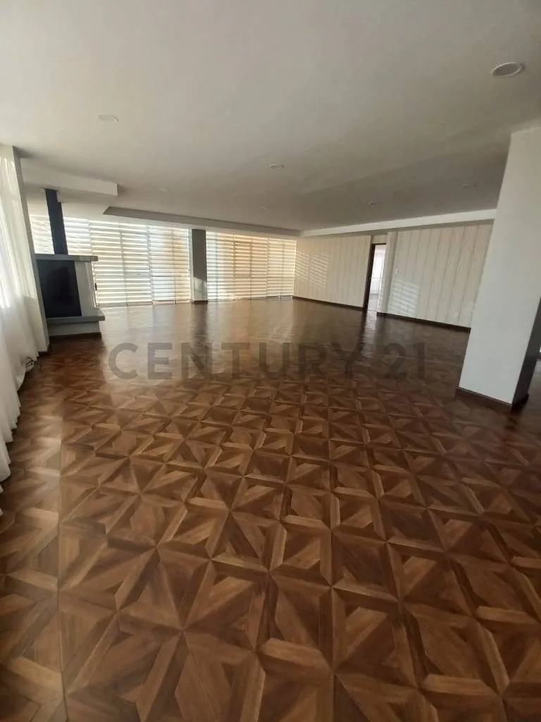 Foto 5 de Penthouse Dúplex con Hermosa Vista en Plena Avenida, Calacoto