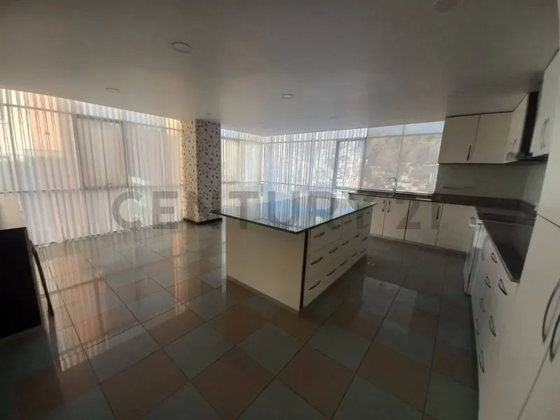 Foto 11 de Penthouse Dúplex con Hermosa Vista en Plena Avenida, Calacoto