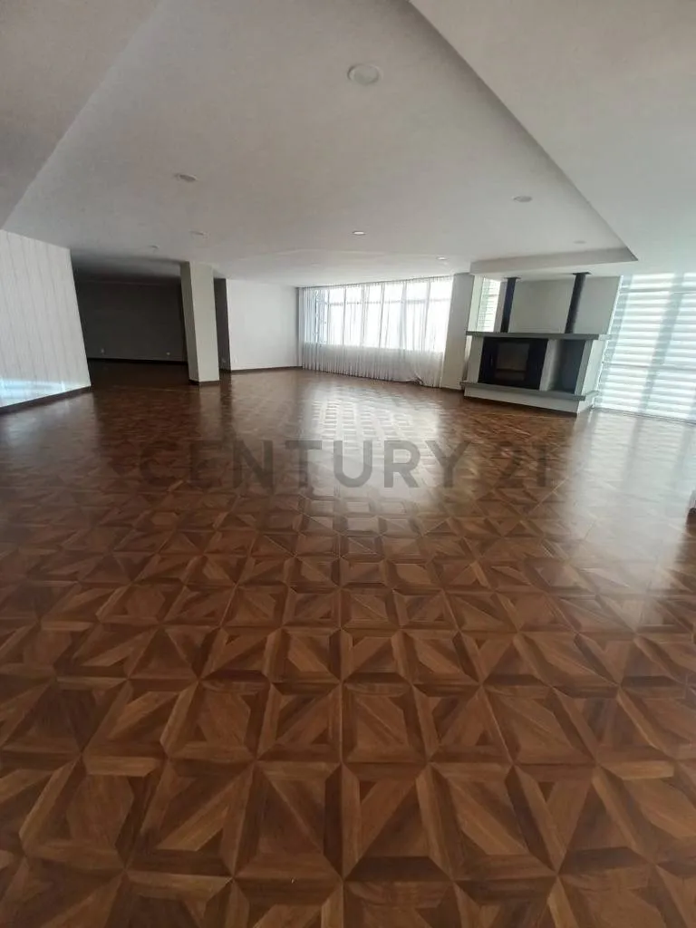 Foto 7 de Penthouse Dúplex con Hermosa Vista en Plena Avenida, Calacoto
