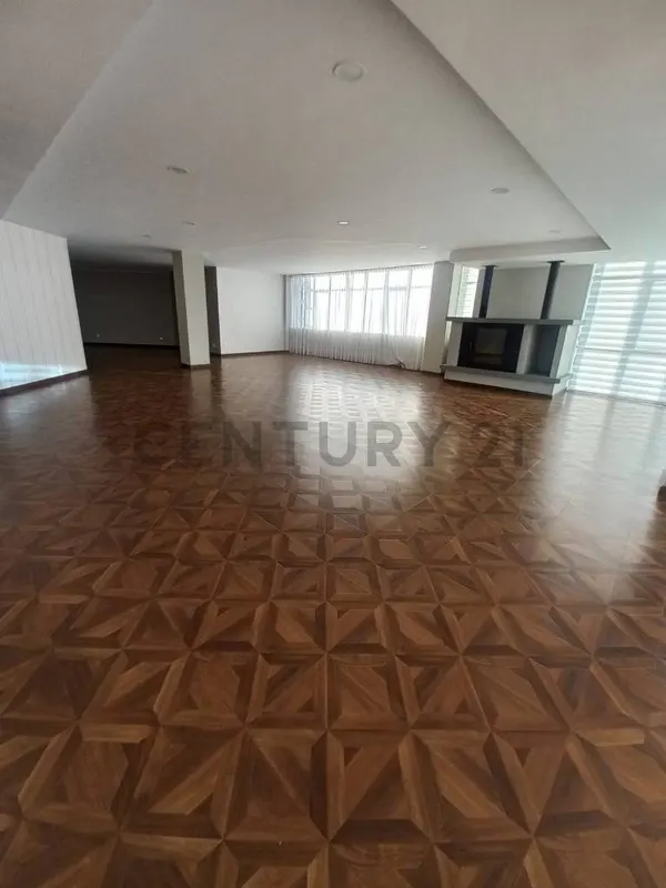 Foto 7 de Penthouse Dúplex con Hermosa Vista en Plena Avenida, Calacoto