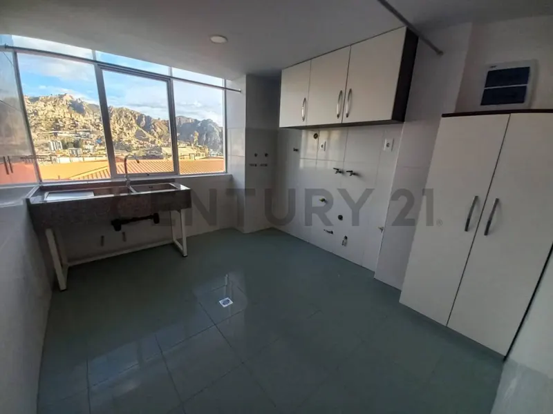Foto 12 de Penthouse Dúplex con Hermosa Vista en Plena Avenida, Calacoto