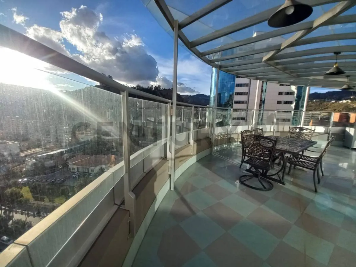 Foto 2 de Penthouse Dúplex con Hermosa Vista en Plena Avenida, Calacoto