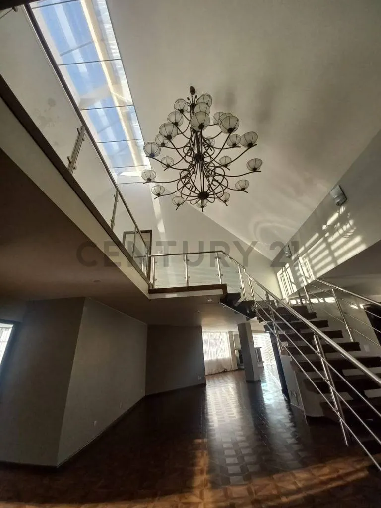 Foto 1 de Penthouse Dúplex con Hermosa Vista en Plena Avenida, Calacoto