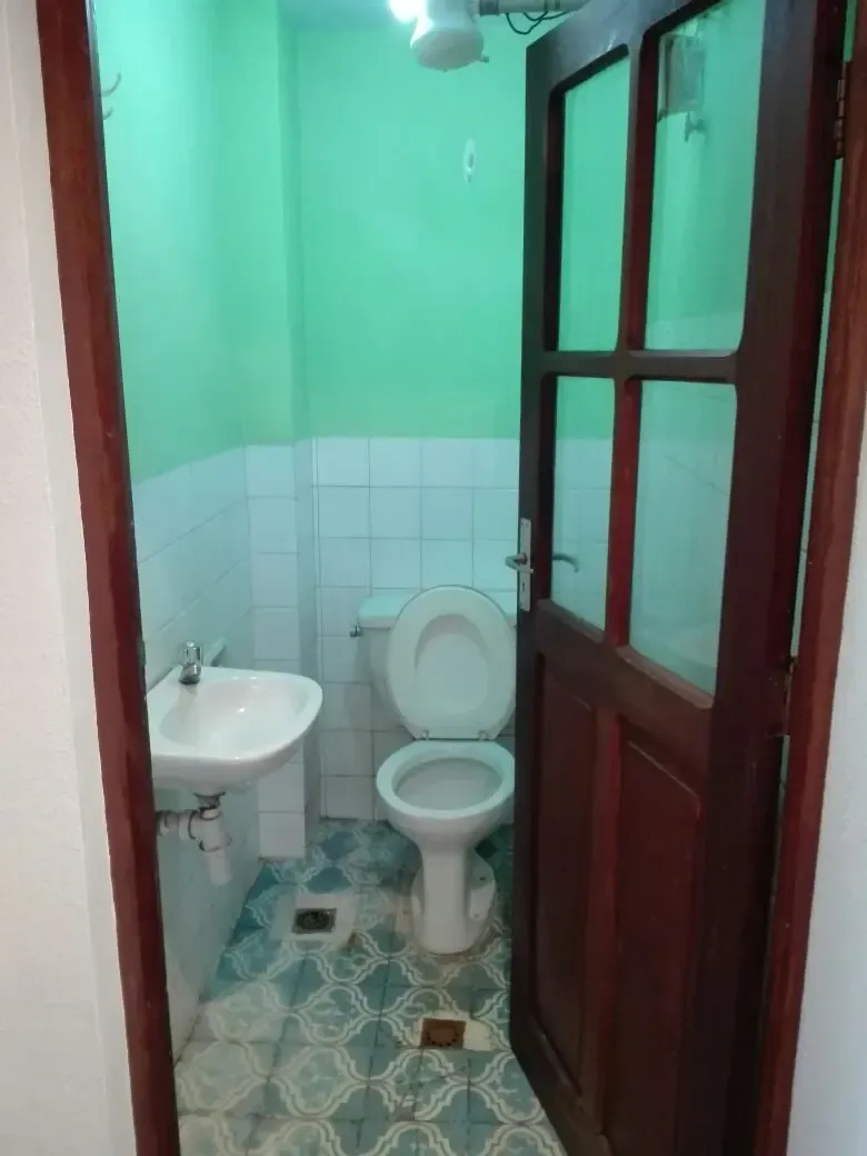 Foto 3 de vende oficina independiente con Hall y baño ducha centrico
