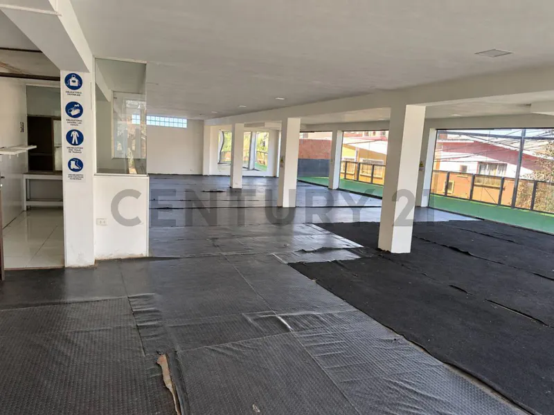 Foto 8 de Local Comercial en Alto Obrajes | Espacio Adaptable a Tu Proyecto