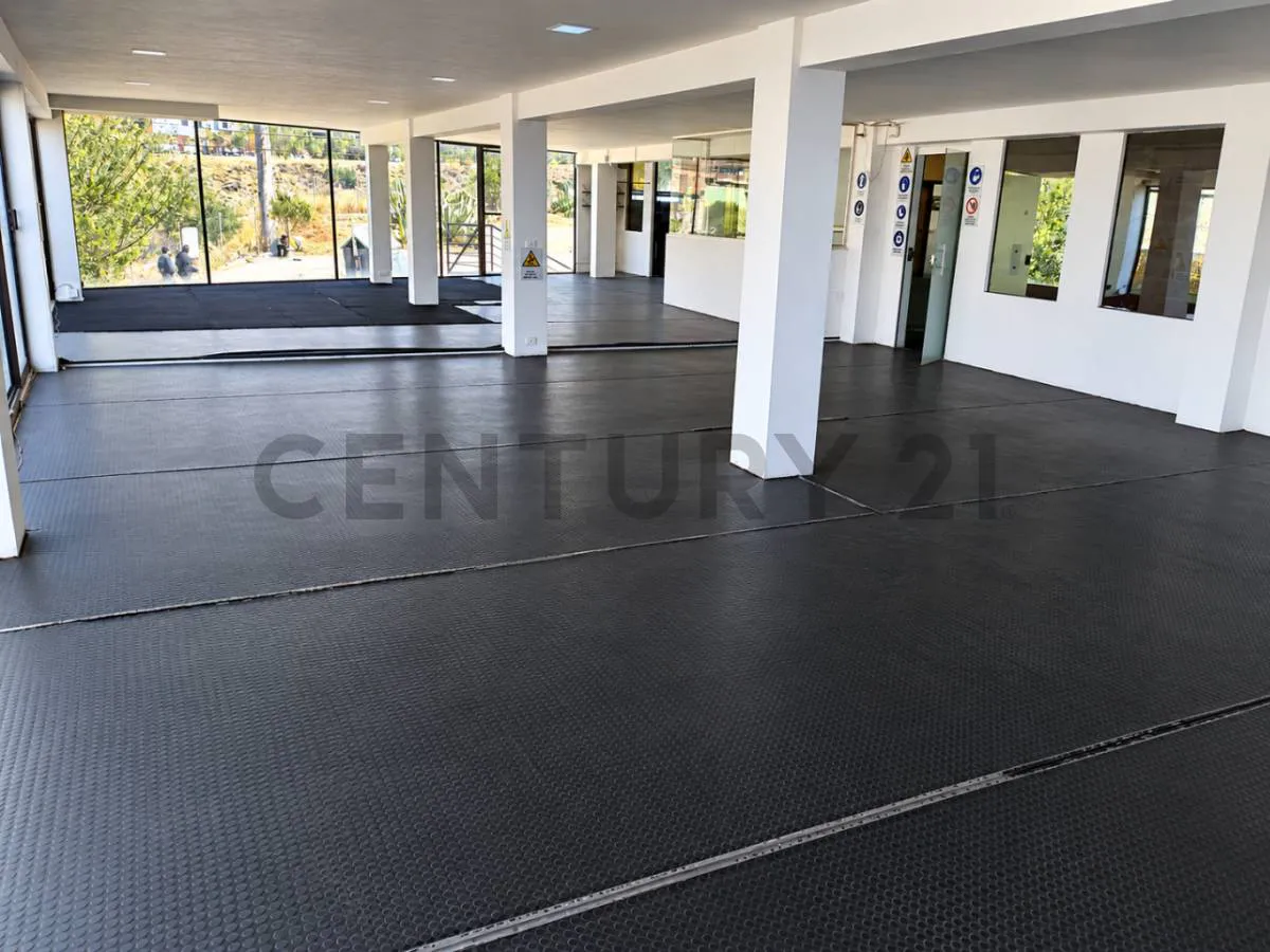 Foto 3 de Local Comercial en Alto Obrajes | Espacio Adaptable a Tu Proyecto