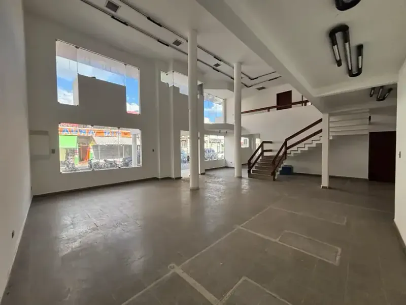 Foto 8 de Edificio Comercial en Alquiler-Montero