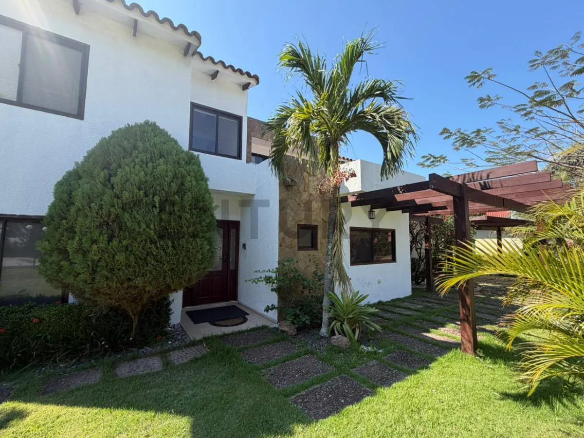 Foto 1 de Casa en Alquiler en Condominio Jardines del Urubo