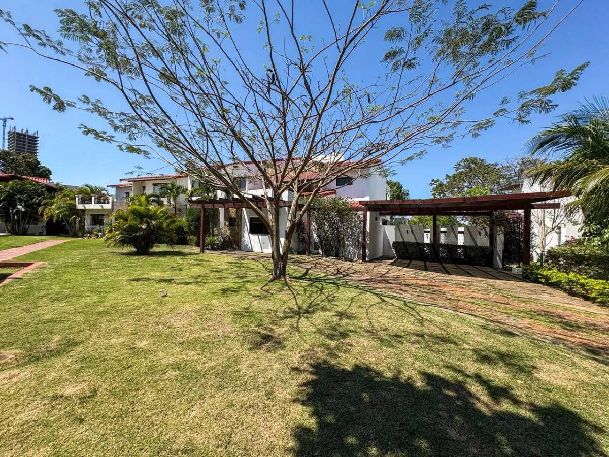 Foto 3 de Casa en Alquiler en Condominio Jardines del Urubo