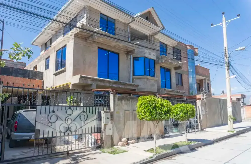 Foto 1 de Viva en paz, seguridad y comunidad: Casa exclusiva a pasos de la Universidad Adventista de Bolivia
