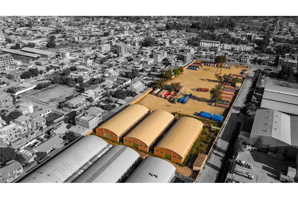 Foto 1 de Terreno Comercial y Galpones en Gran Ubicacion
