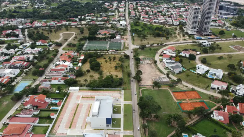 Foto 7 de Terreno comercial de 10.000 m² en Urubó sobre avenida principal y alto flujo