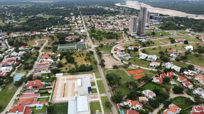 Foto 8 de Terreno comercial de 10.000 m² en Urubó sobre avenida principal y alto flujo