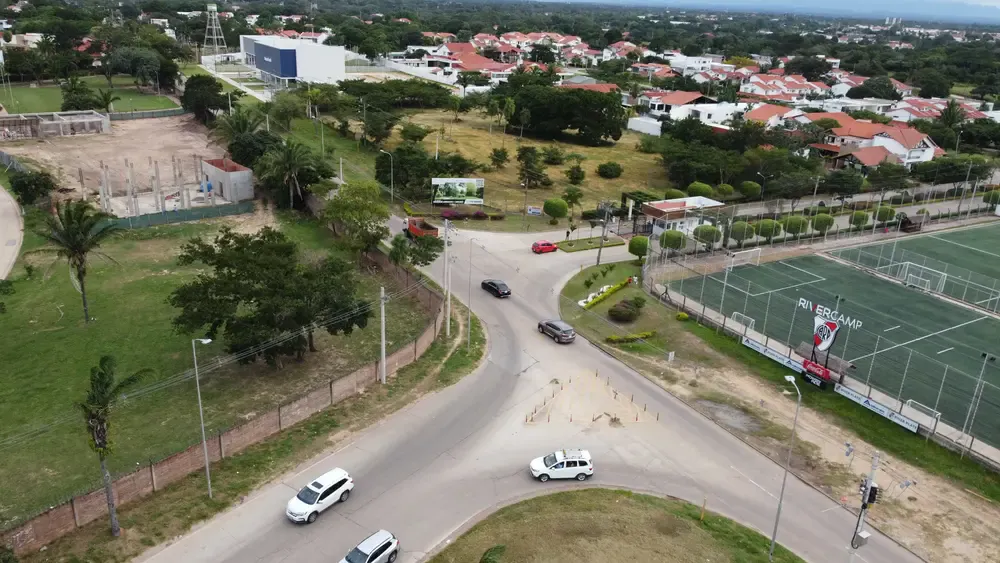 Foto 3 de Terreno comercial de 10.000 m² en Urubó sobre avenida principal y alto flujo