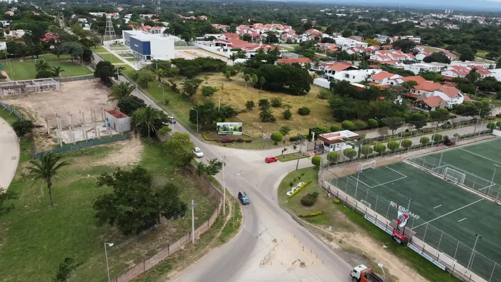 Foto 2 de Terreno comercial de 10.000 m² en Urubó sobre avenida principal y alto flujo