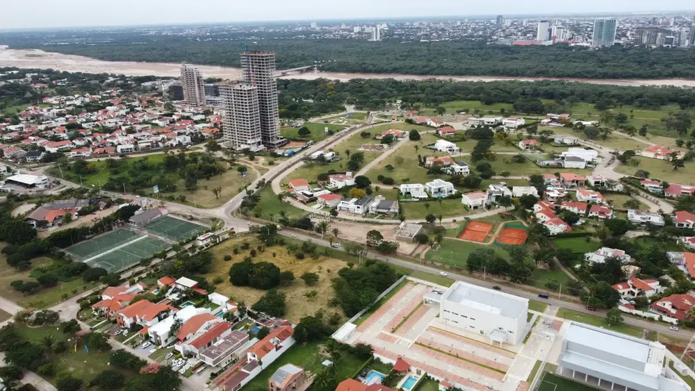 Foto 1 de Terreno comercial de 10.000 m² en Urubó sobre avenida principal y alto flujo