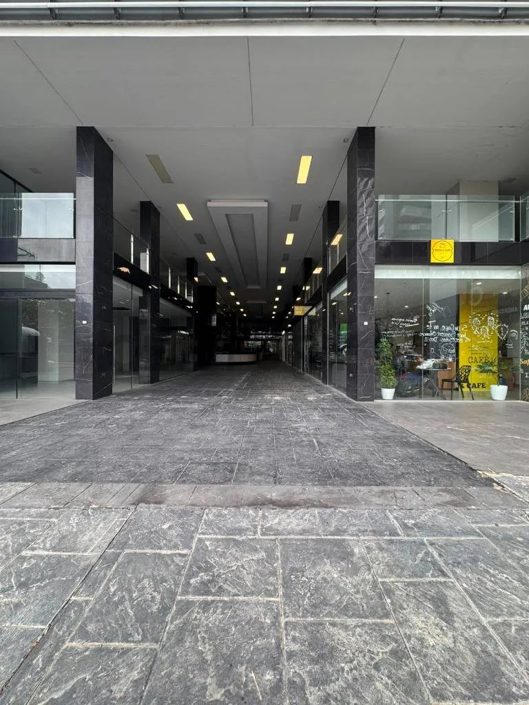 Foto 2 de Consultorio a estrenar en alquiler en Epic plaza en Equipetrol