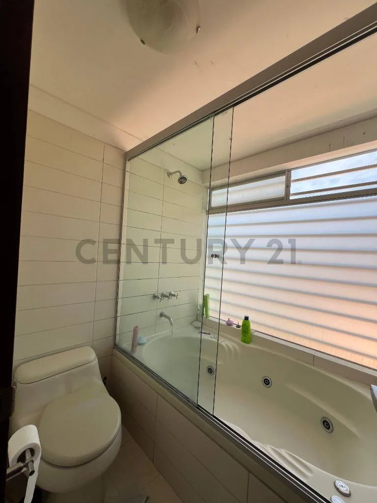 Foto 11 de Amplio Departamento en Venta en Av. Costanera, Calacoto