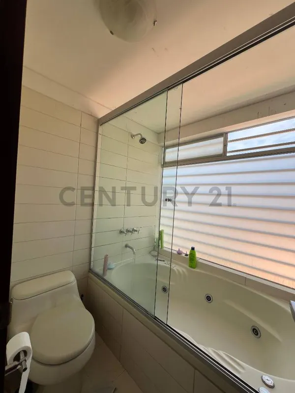Foto 11 de Amplio Departamento en Venta en Av. Costanera, Calacoto
