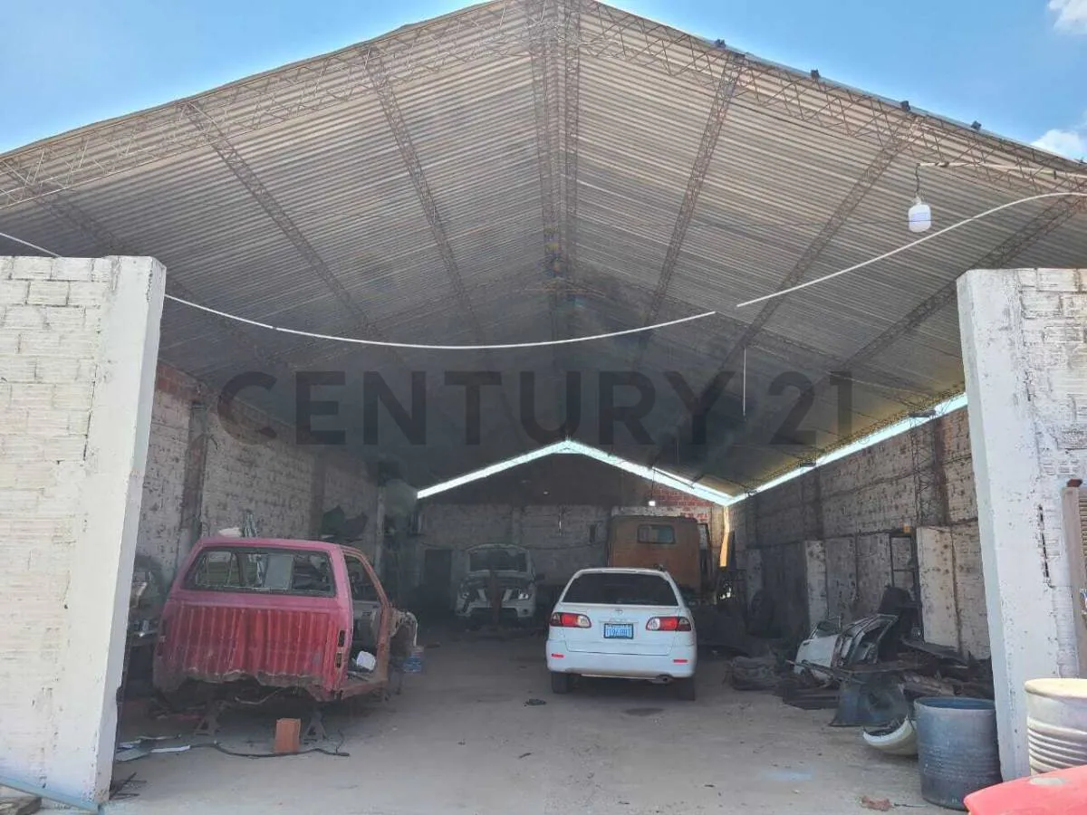 Foto 2 de Galpón con Vivienda y Tienda Comercial en Alquiler