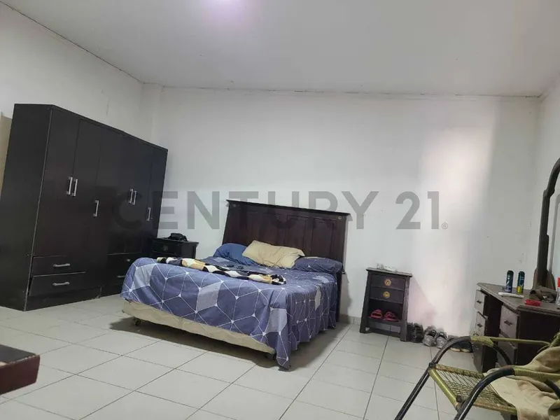 Foto 7 de Galpón con Vivienda y Tienda Comercial en Alquiler