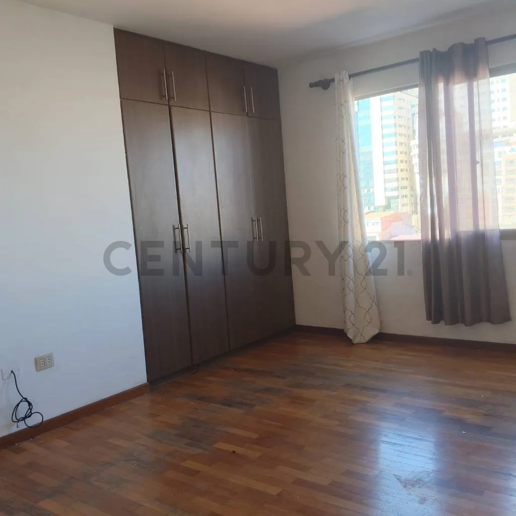 Foto 2 de Departamento en Venta a Una Cuadra de La Plaza Colon