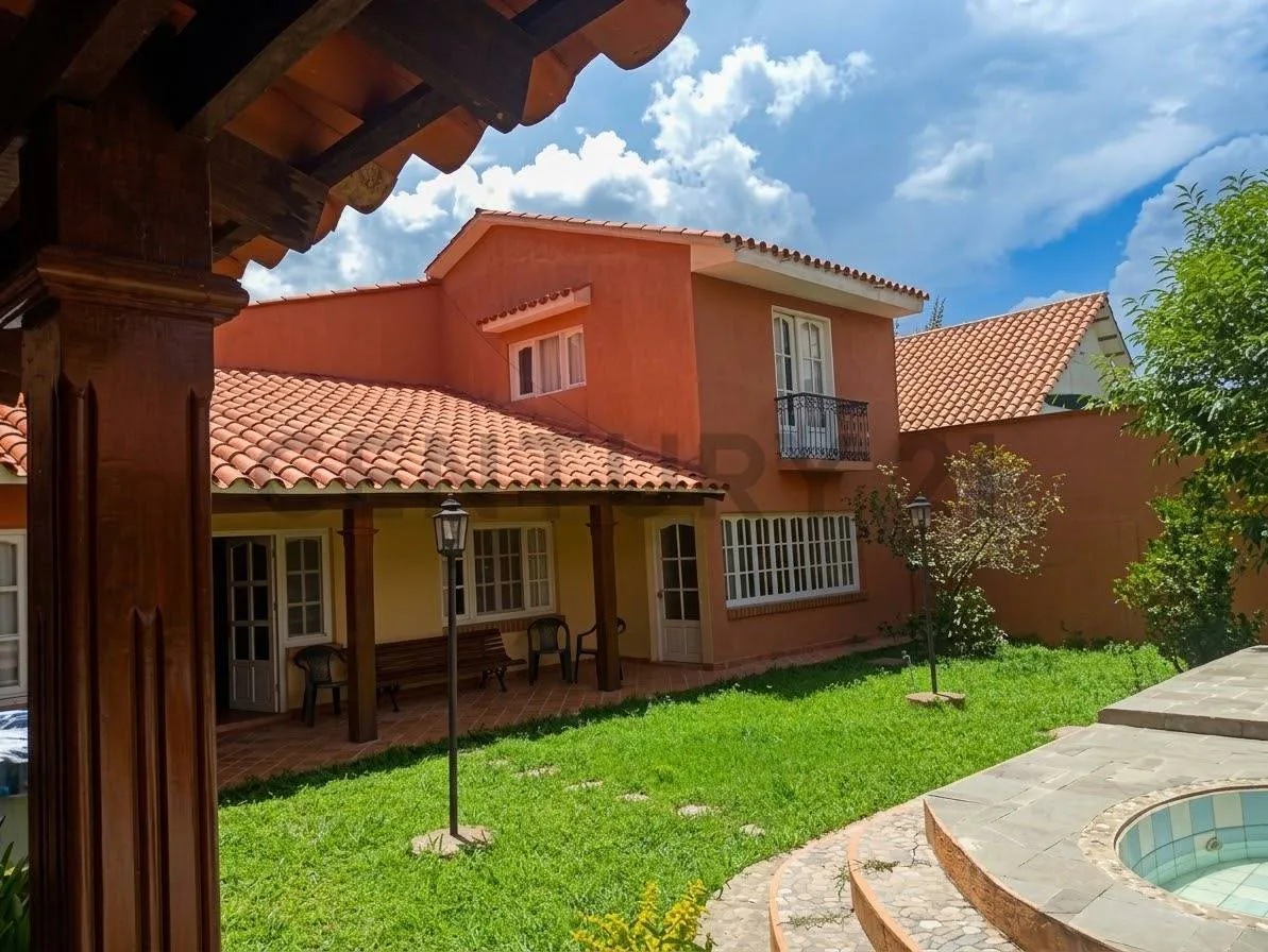 Foto 2 de ¡En Venta Hermosa Casa Urbanización Los Álamos, Tarija!