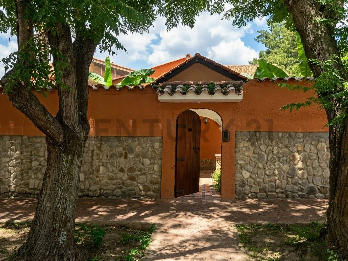 Foto 1 de ¡En Venta Hermosa Casa Urbanización Los Álamos, Tarija!