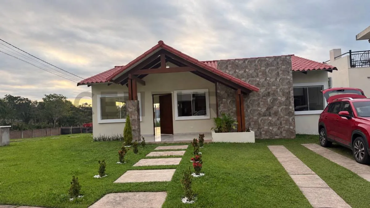 Foto 1 de Hermosa Casa en la Urb. Loma del Bosque en precio remate