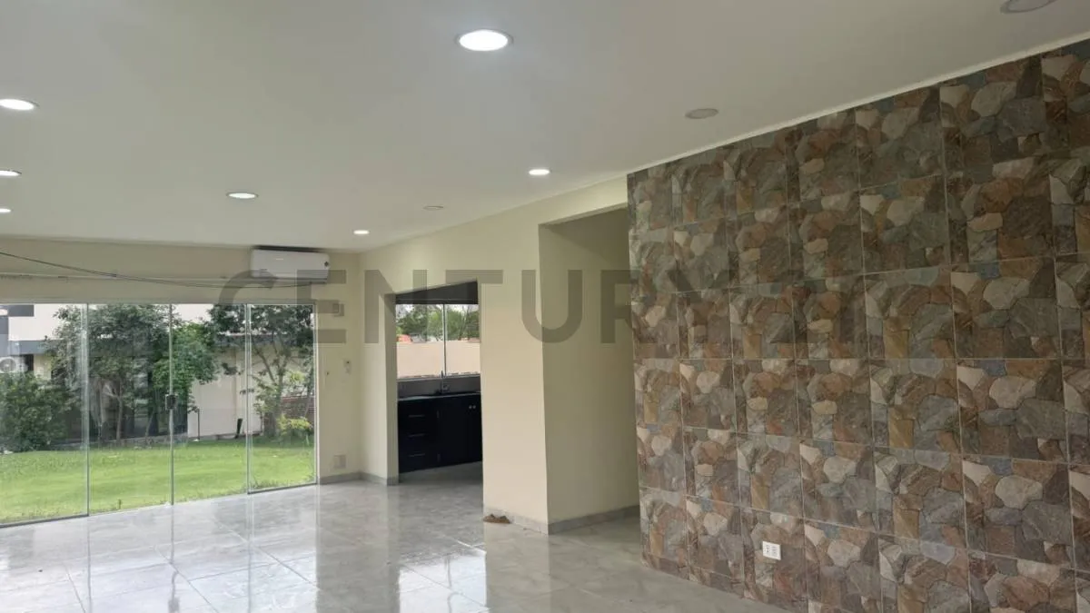 Foto 7 de Hermosa Casa en la Urb. Loma del Bosque en precio remate