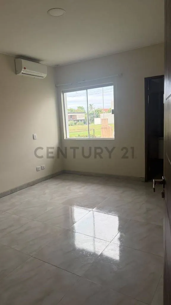 Foto 5 de Hermosa Casa en la Urb. Loma del Bosque en precio remate