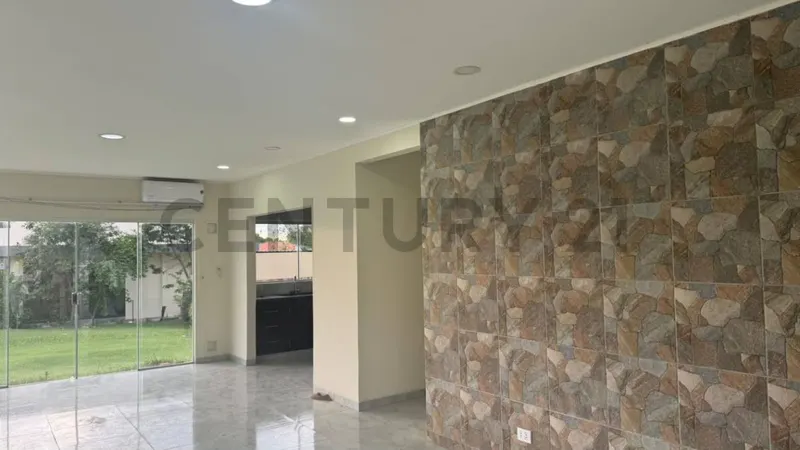 Foto 9 de Hermosa Casa en la Urb. Loma del Bosque en precio remate