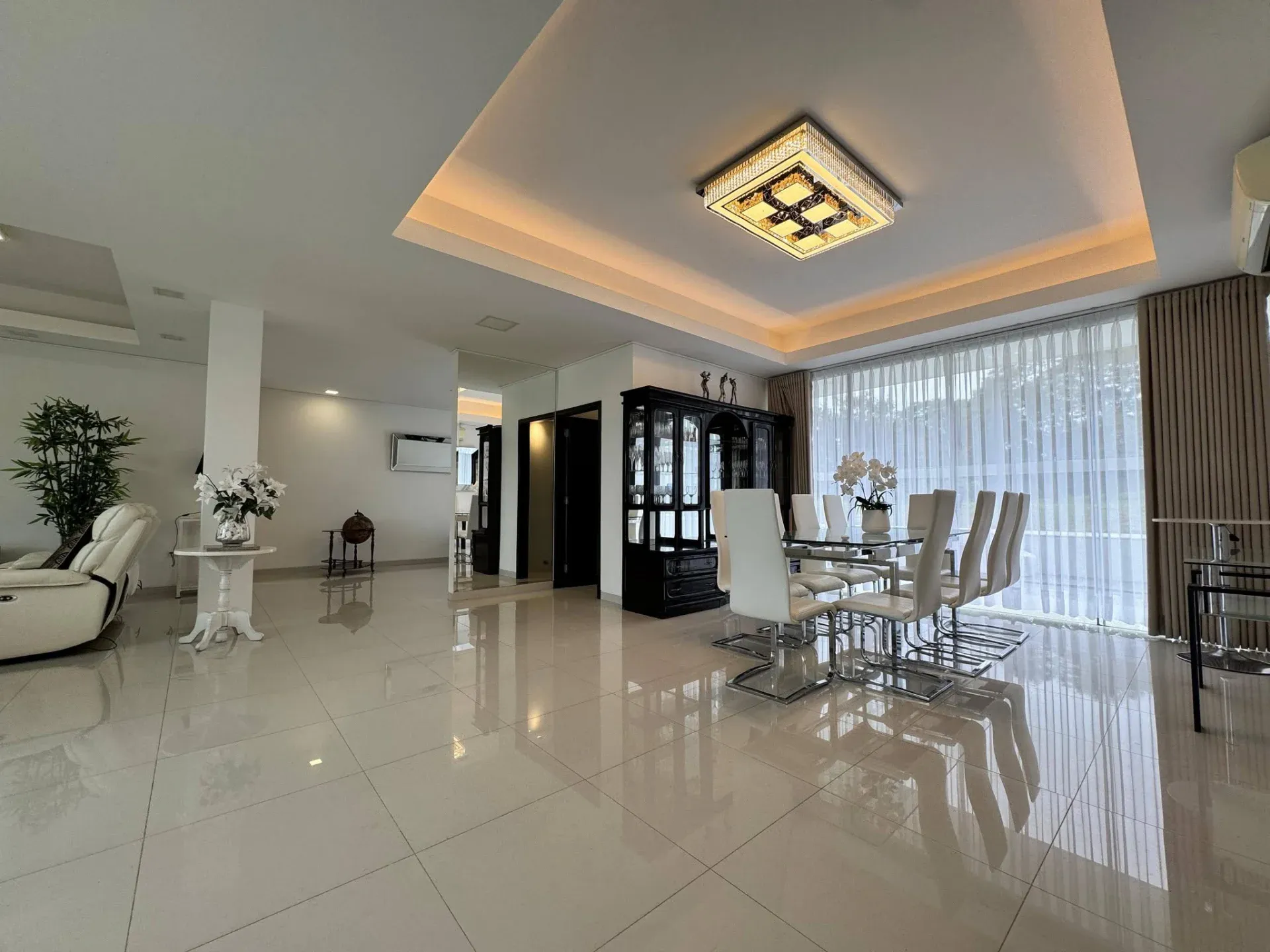 Foto 5 de Lujosa Casa Amoblada en Urubo Golf en Alquiler