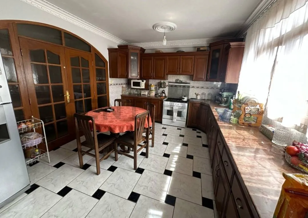 Foto 2 de Casa en venta a media cuadra de la avenida, amplio jardín