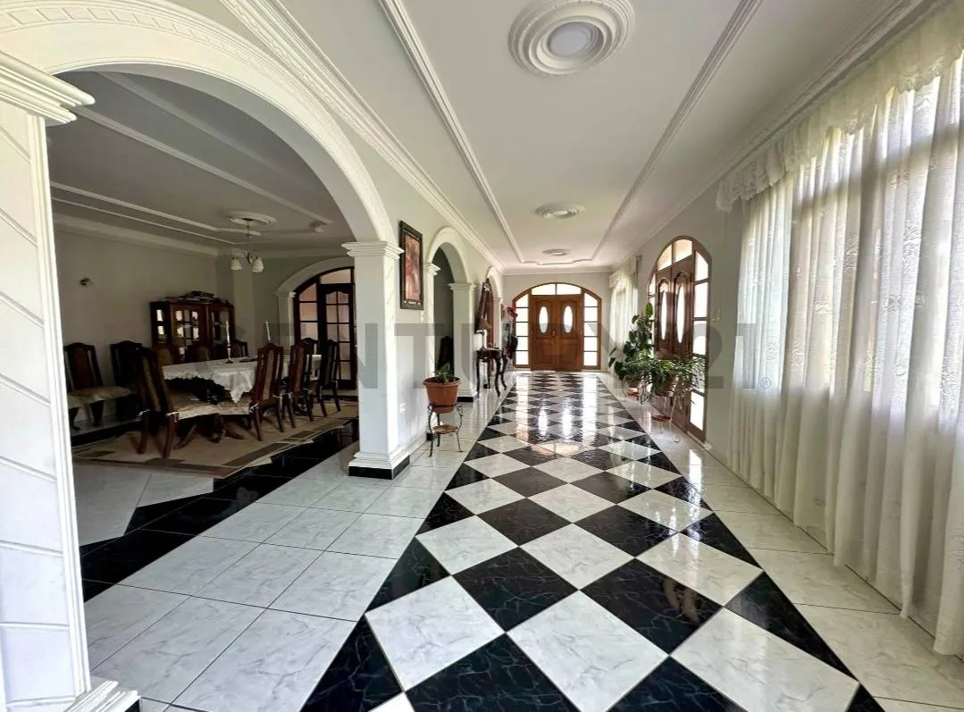 Foto 3 de Casa en venta a media cuadra de la avenida, amplio jardín