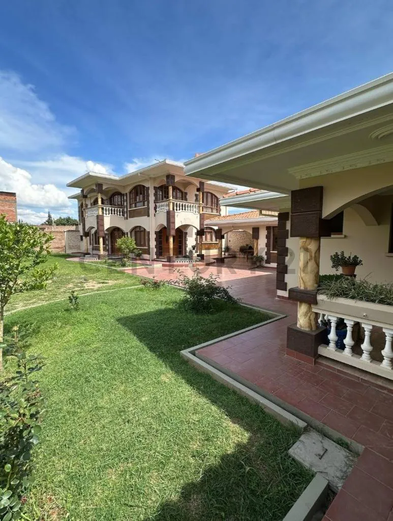Foto 1 de Casa en venta a media cuadra de la avenida, amplio jardín