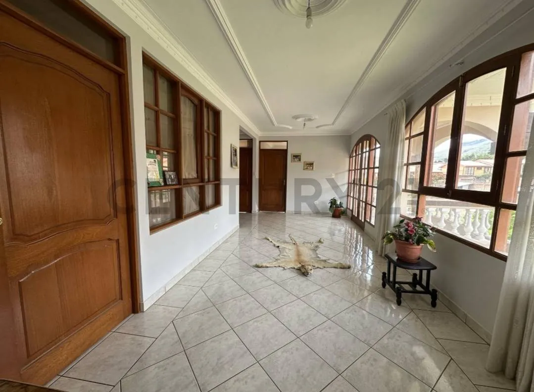 Foto 5 de Casa en venta a media cuadra de la avenida, amplio jardín