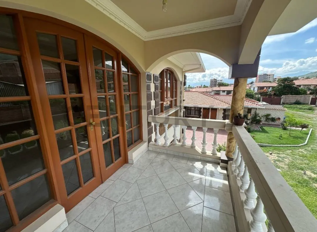 Foto 4 de Casa en venta a media cuadra de la avenida, amplio jardín