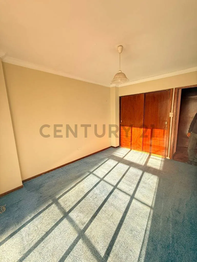 Foto 2 de Venta Departamento de 4 Dormitorios en Sopocachi