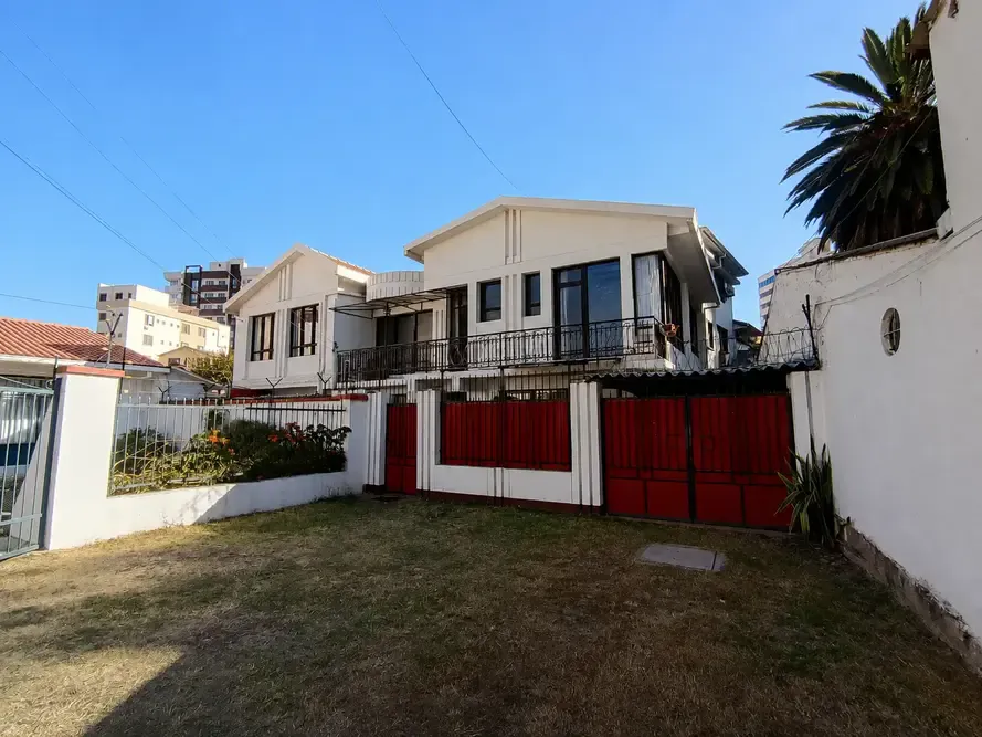 Foto 1 de Exclusiva casa en venta con departamento independiente