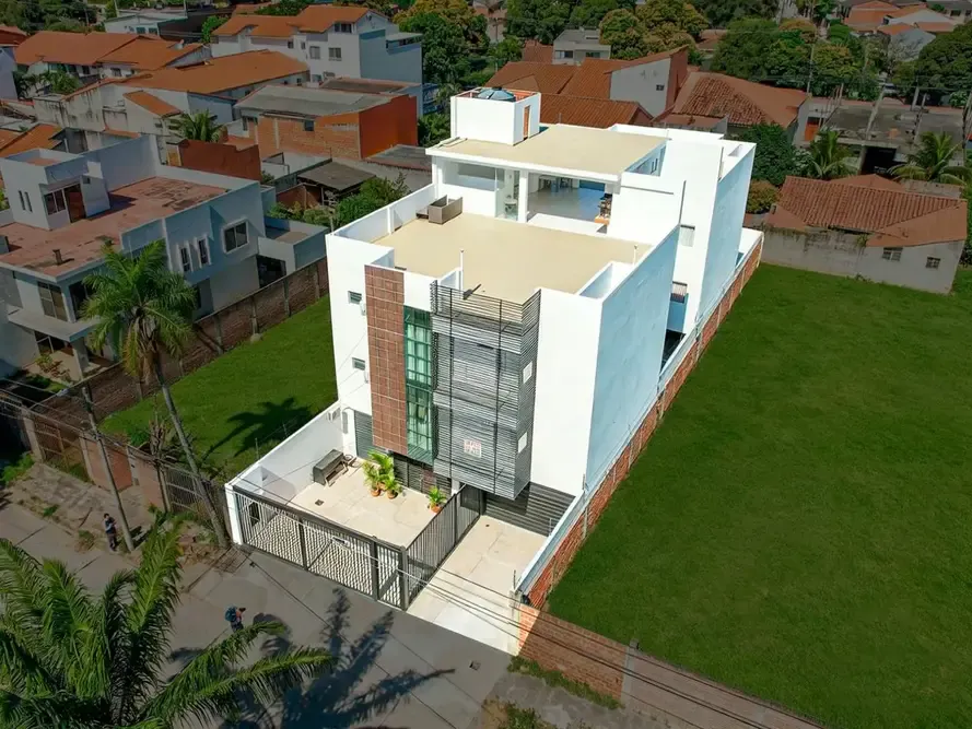 Foto 1 de Edificio en Venta con Viviendas y Local Comercial en Zona Norte entre 4to y 5to Anillo
