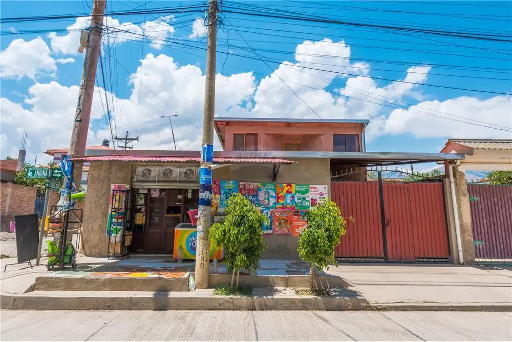 Foto 1 de Casa en Venta con Tienda Cerca Cementerio Concordia