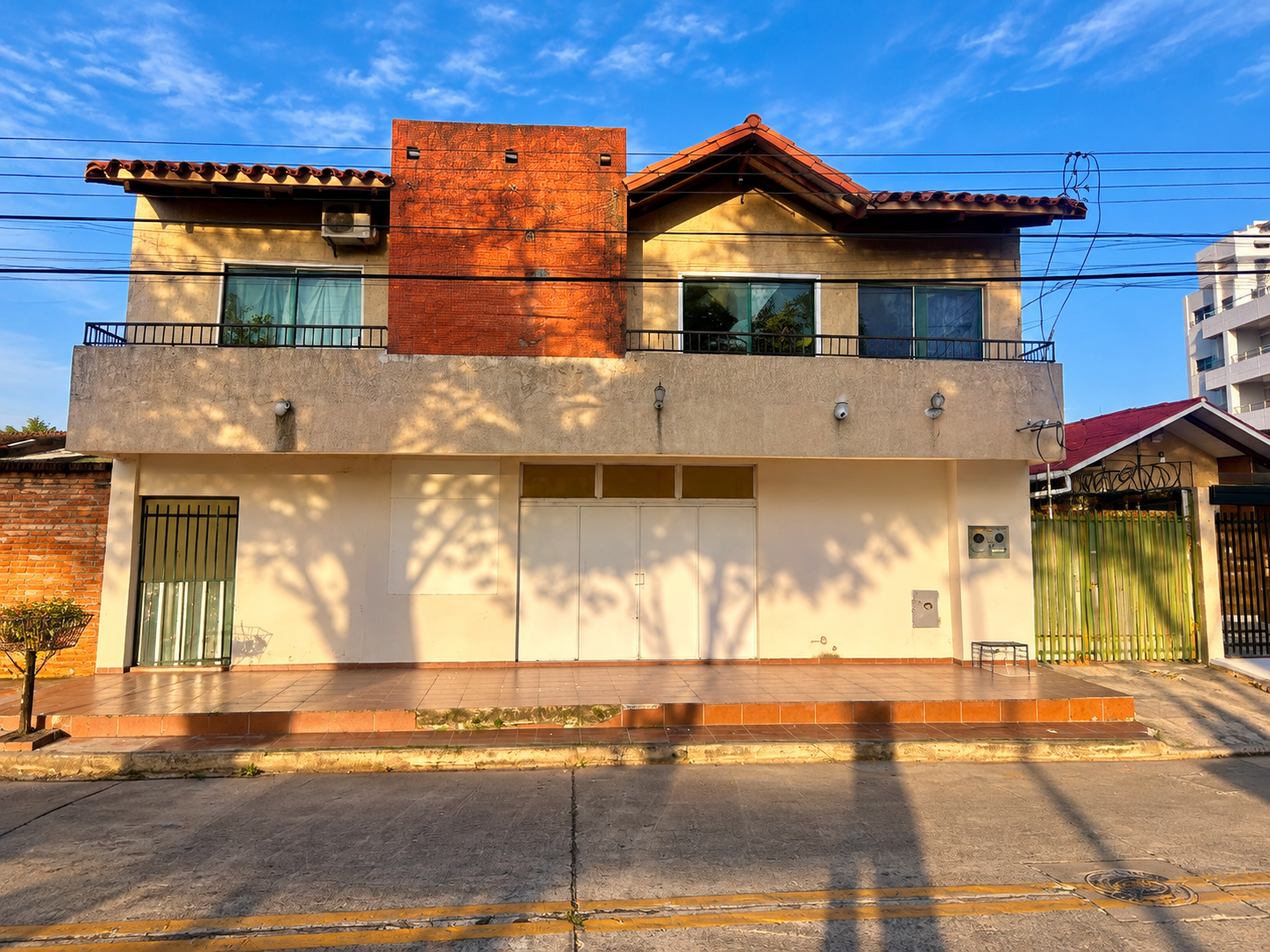 Foto 1 de Casa en venta BARRIO CONVIFAG SUR A UNA CUADRA DEL 4TO ANILLO Y 3 PASOS AL FRENTE