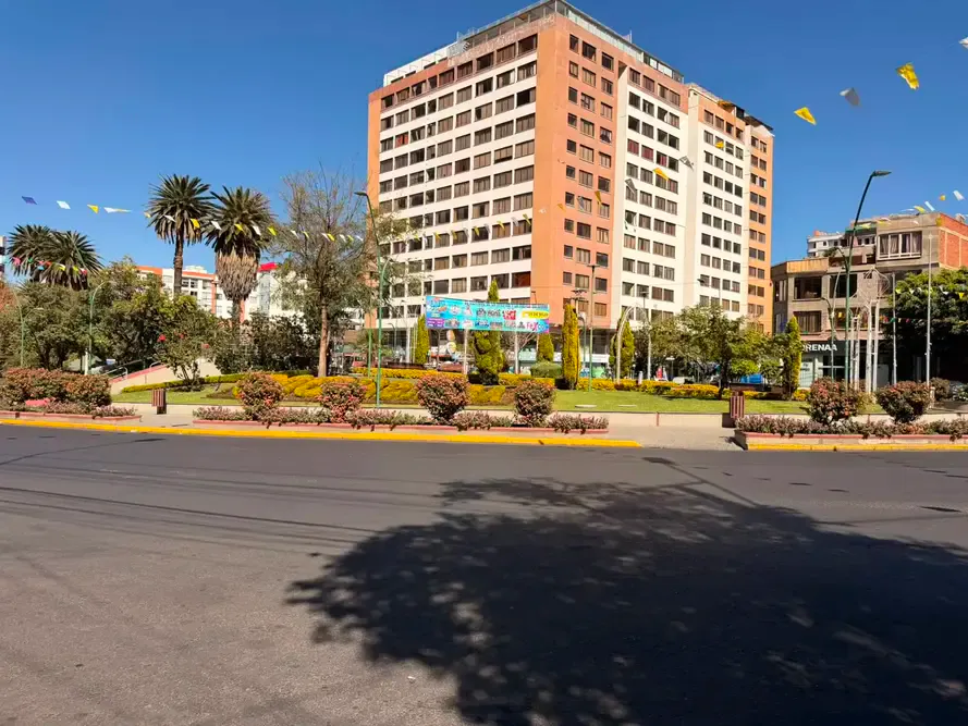 Foto 3 de Casa Comercial en Alquiler – Rotonda de Cala Cala, esquina Av. Atahuallpa