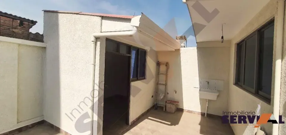 Foto 5 de Hermosa Casa Minimalista, 3 Plantas, Sector Av. Victor Ustariz Km 6